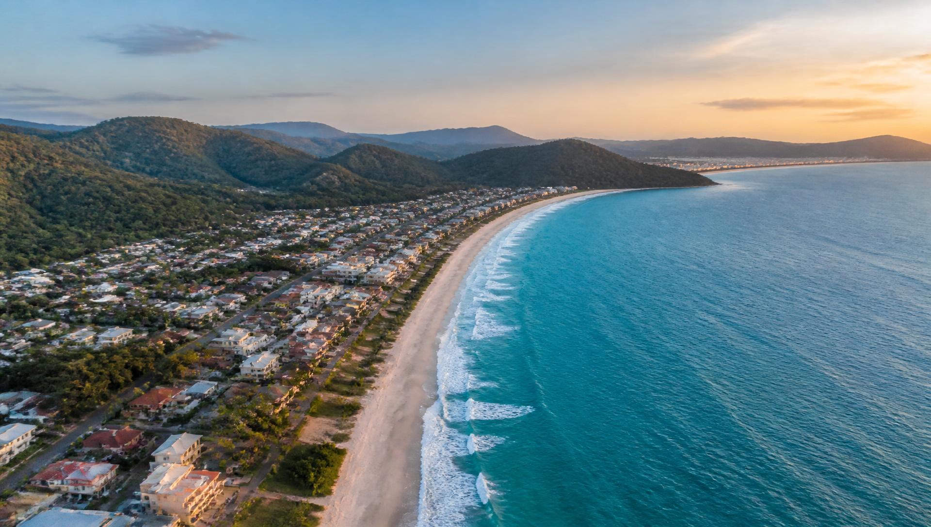 Vista aérea cinematográfica do Norte da Ilha de Florianópolis ao entardecer